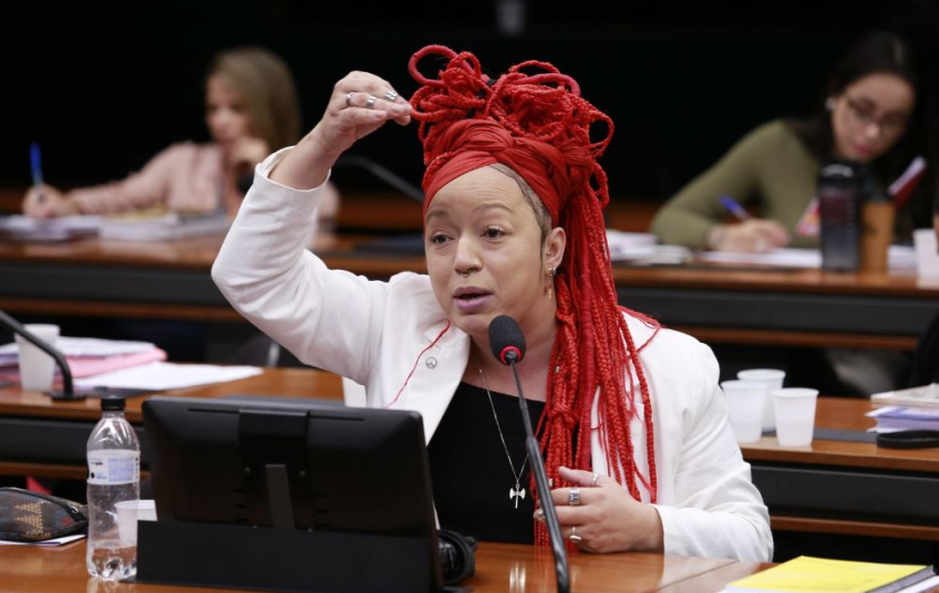Governo cogita Daiana Santos para relatar fim da escala 6×1