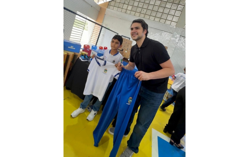 Prefeito Eduardo Bulhões entrega kits escolares, fardamentos e equipamentos em mais um investimento na educação